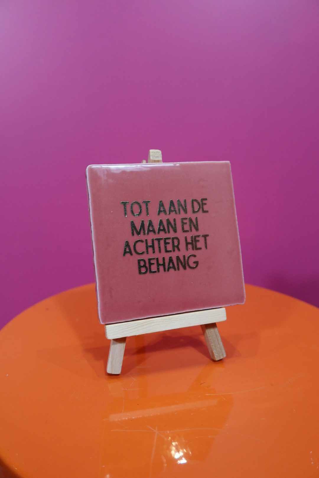 Tegeltje | Tot aan de maan en achter het behang